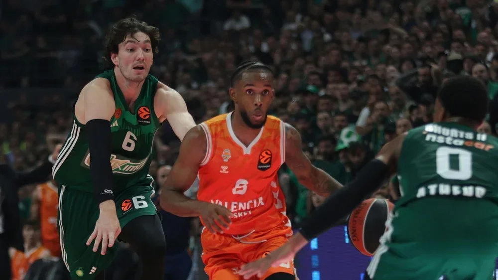 ATHENS (Greece), 06/05/2026.- Panathinaikos' Cedi Osman (L) in action against Valencia Basket's Jean Montero (C) during the EuroLeague basketball playoffs match between Panathinaikos Athens and Valencia Basket in Athens, Greece, 06 May 2026. (Baloncesto, Euroliga, Grecia, Atenas) EFE/EPA/PETE ANDREOU