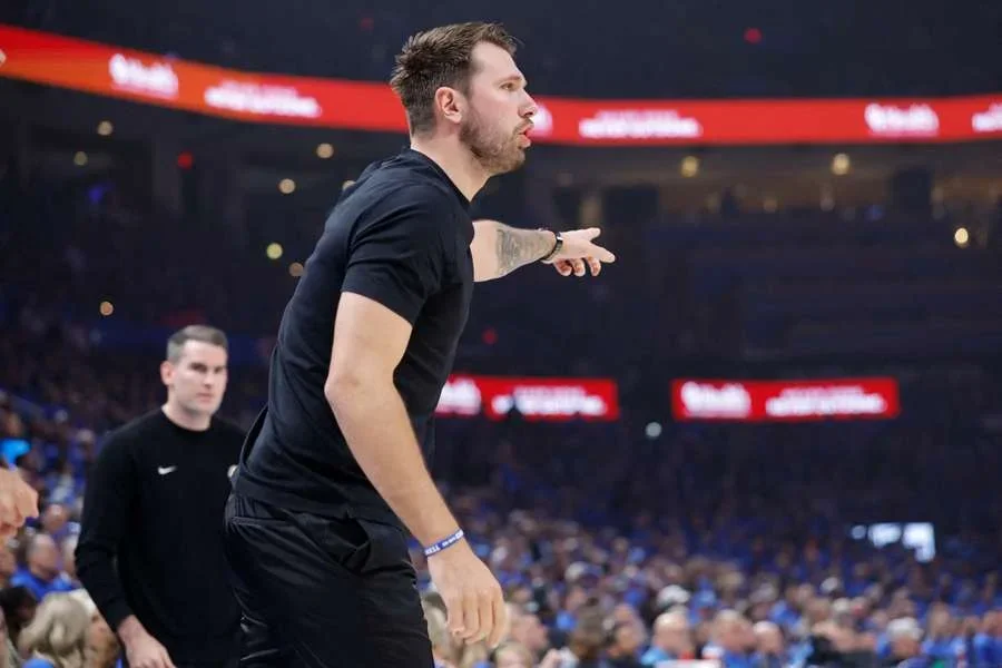 Doncic, dando órdenes a sus compañeros en el primer partido ante los Thunder