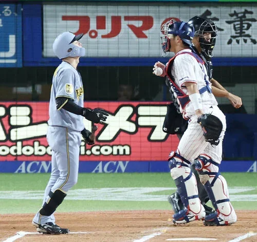 ヤクルト対阪神 6回表阪神2死一塁、見逃し三振に倒れる中野拓夢(撮影・宮地輝)