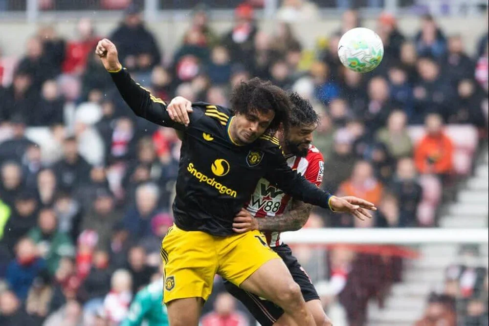 Joshua Zirkzee challenges for a header during Manchester United’s 0-0 draw with Sunderland