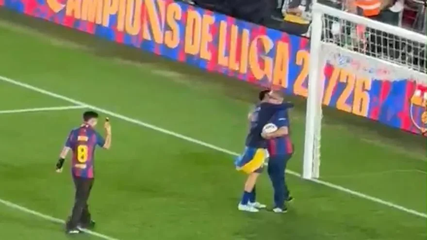 Pedri celebra la Liga en familia con su tradición más especial: el penalti a su padre